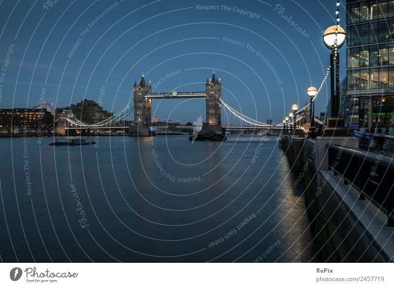 Tower Bridge zur blauen Stunde. Tourismus Sightseeing Städtereise Handel Architektur Umwelt Landschaft Urelemente Wasser Nachthimmel Flussufer London England
