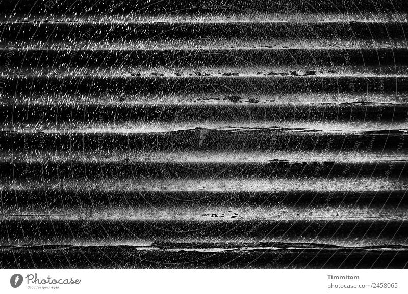 Zeitspuren Schiebeladen Wetterschutz Holz dunkel grau schwarz weiß Lamelle Linie Punkt Riss Schatten Schwarzweißfoto Außenaufnahme Menschenleer Tag