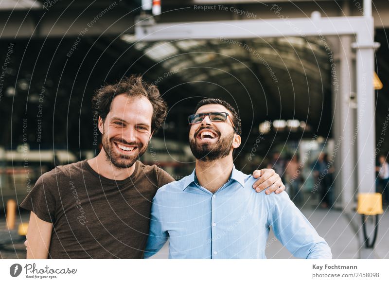 Freundschaft zwischen Deutschem und Syrer Stil Freude Business Mensch Mode Gefühle arab arabian arabic beard Geschäftsmann eyebrows face friendly friends
