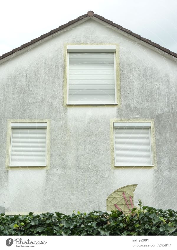ausgewandert? Haus Einfamilienhaus Mauer Wand Fassade Fenster Jalousie Rollladen alt dreckig dunkel trashig trist grau ästhetisch Einsamkeit Endzeitstimmung