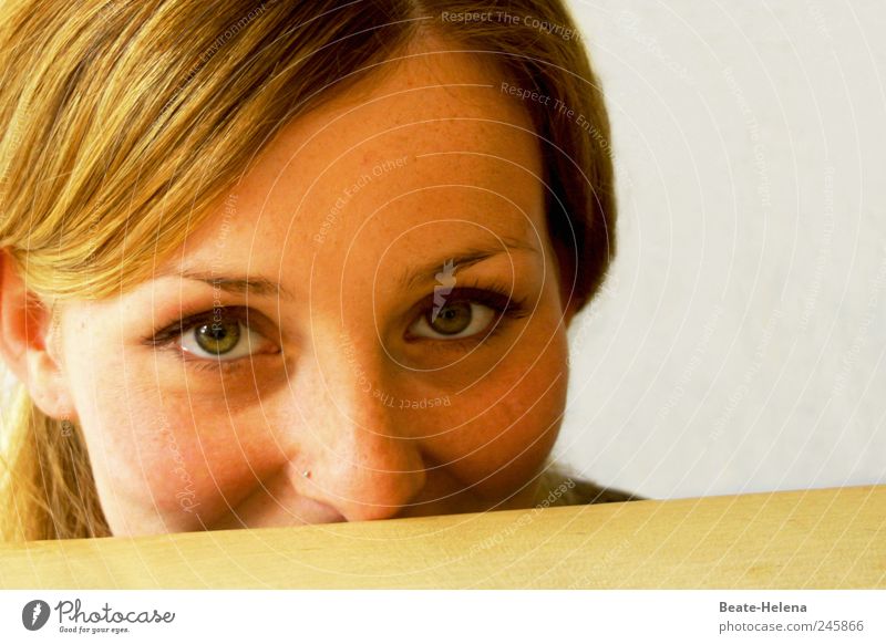 Offen für Neues Gesicht Junge Frau Jugendliche Kopf Auge Nase 18-30 Jahre Erwachsene Piercing blond langhaarig beobachten Denken Lächeln frech Fröhlichkeit