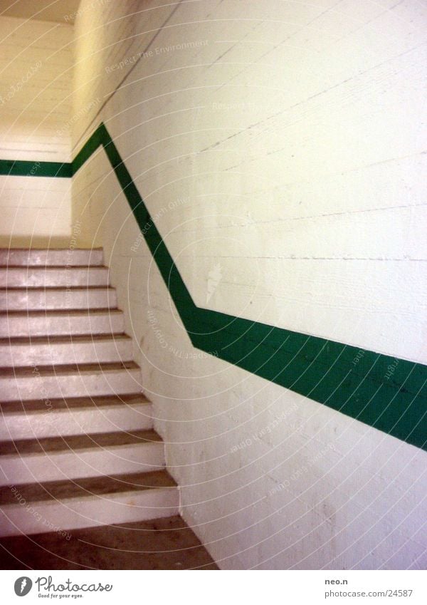 Mauerstreifen Architektur Wand Treppe Wege & Pfade Tunnel PKW Stein Streifen dreckig dunkel grün weiß Tiefgarage Treppenhaus Linie Farbfoto Innenaufnahme Tag
