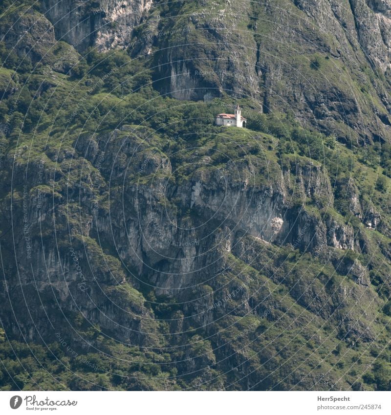 Da hilft nur noch Beten Landschaft Felsen Alpen Berge u. Gebirge Kirche außergewöhnlich grau grün standhaft Hoffnung Glaube Zukunftsangst Einsamkeit bedrohlich