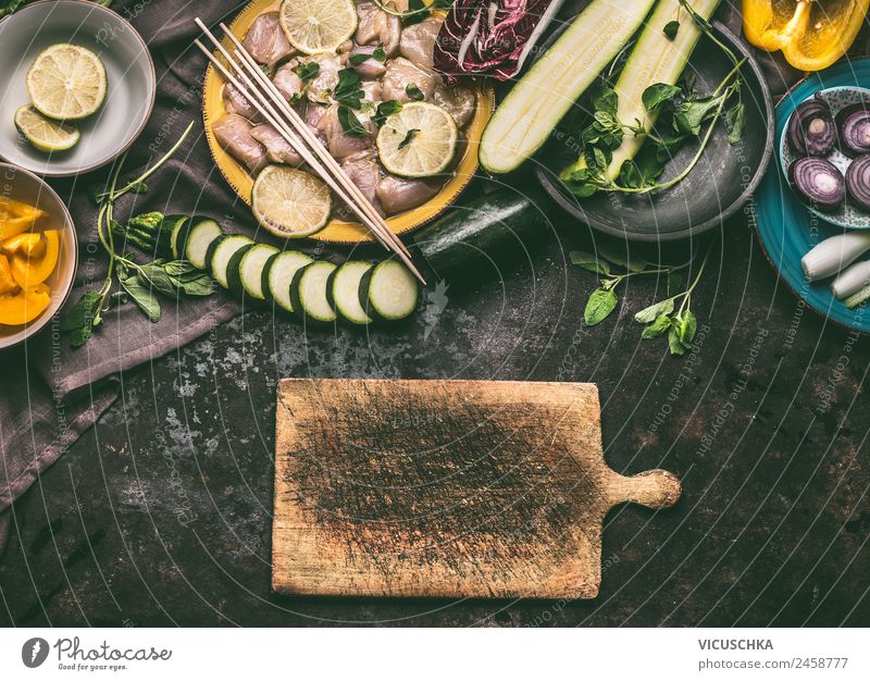 Fleischspieße und Gemüsespieße für Grill machen Lebensmittel Ernährung Bioprodukte Stil Design Tisch Küche Küchentisch Hähnchen Zucchini Schneidebrett