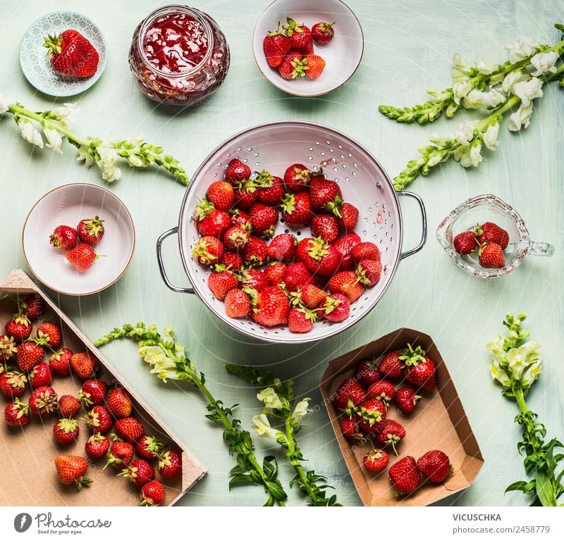 Frische Erdbeeren und Marmelade auf dem Küchentisch Dessert Getränk Stil Design Gesundheit Gesunde Ernährung Sommer Natur Erdbeermarmelade Sieb Lautsprecher