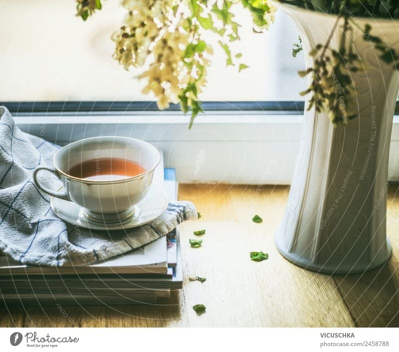 Stillleben mit Tasse Tee am Fenster Getränk Heißgetränk Lifestyle Design Leben Erholung Sommer Winter Häusliches Leben Wohnung Traumhaus Raum Blume Vase