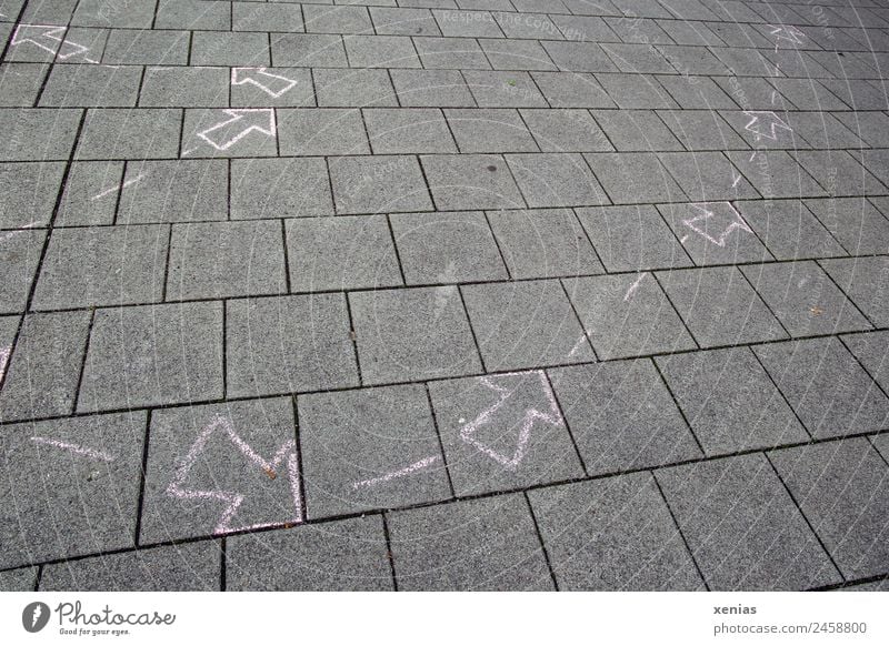 Rosa Pfeile auf dem Gehweg Menschenleer Platz Wege & Pfade Bürgersteig Linie zeichnen grau rosa planen Kreide Richtung richtungweisend gemalt Aufgemalt