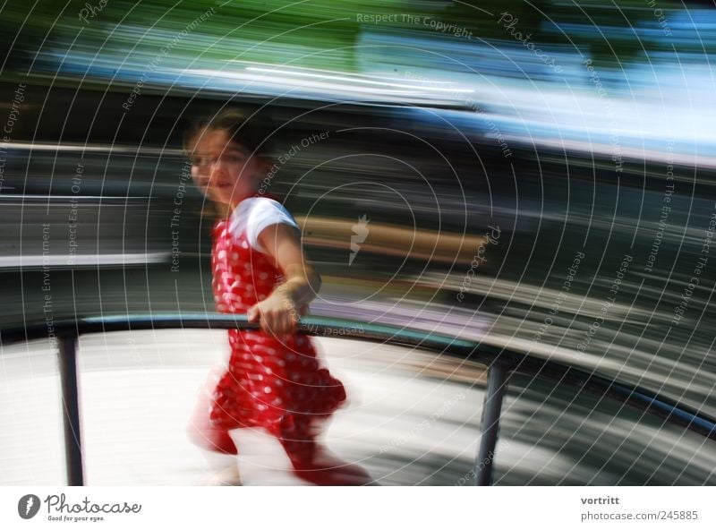 o Freizeit & Hobby Spielen Kinderspiel Mädchen Kindheit 1 Mensch 3-8 Jahre Kleid drehen laufen rennen blau grau grün rot träumen Bewegung Spielplatz Spieltrieb