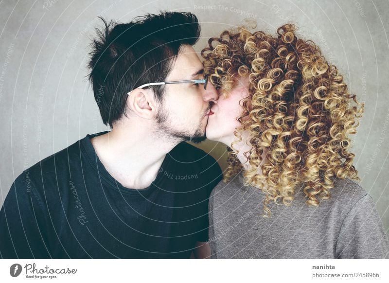 Junges Paar küssend in einem Studio-Porträt Lifestyle Freude Haare & Frisuren Wellness Wohlgefühl Sinnesorgane Mensch maskulin feminin Frau Erwachsene Mann