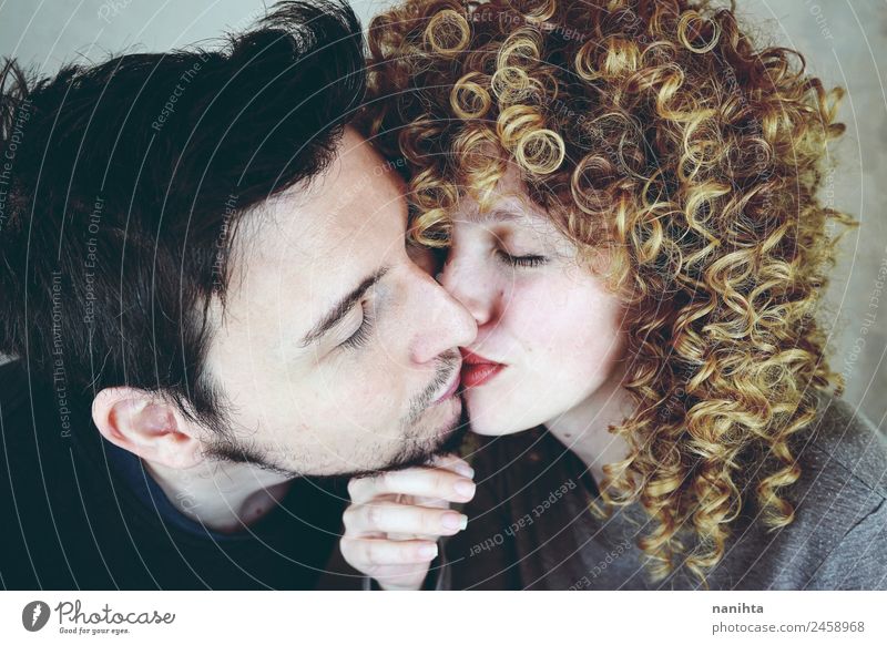 Nahaufnahme eines jungen Paares beim Küssen Lifestyle Freude Haut Gesicht Wellness Sinnesorgane Mensch maskulin feminin Frau Erwachsene Mann