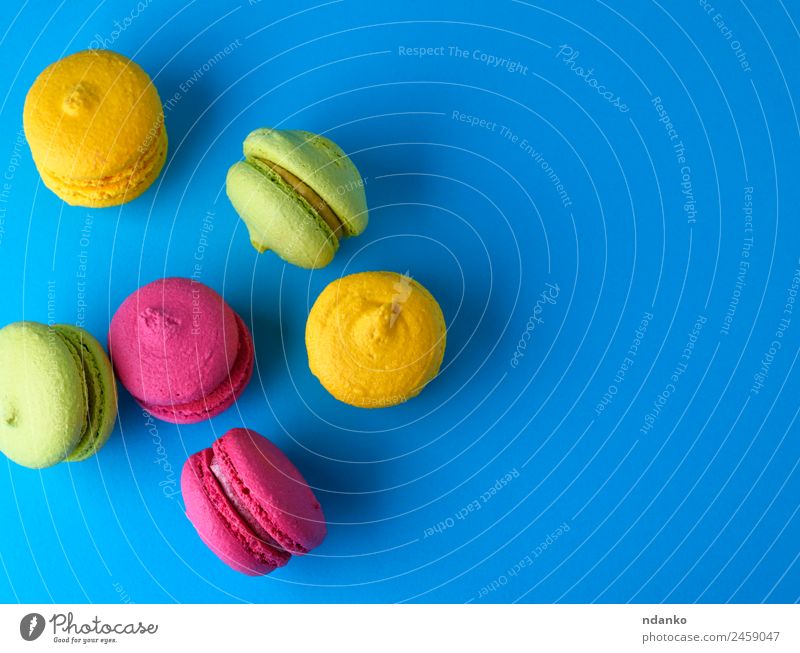 gebackene Kuchen aus Mandelmehl Makronen Dessert Süßwaren Essen hell blau gelb grün rosa Farbe Macaron Hintergrund Lebensmittel farbenfroh Vanille Französisch