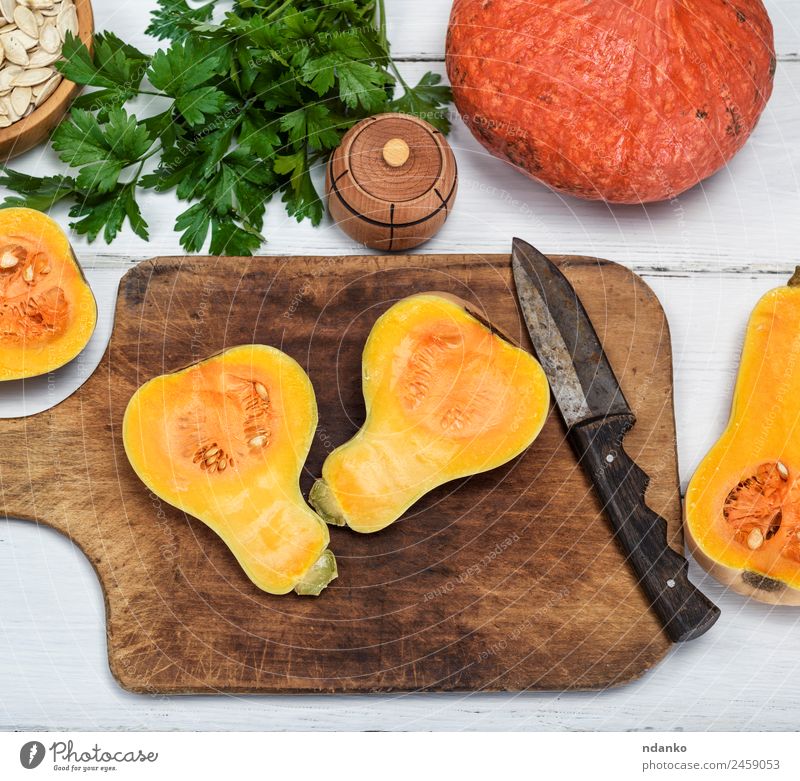 frischer roher Kürbis Gemüse Messer Natur Pflanze Herbst gelb weiß Tradition Squash Hintergrund Lebensmittel geschnitten Gesundheit Feiertag orange Ackerbau