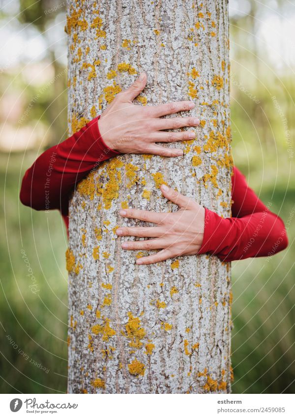 Hände einer Frau, die einen Baum umarmt. Leben harmonisch Meditation Mensch Junge Frau Jugendliche Erwachsene Arme Hand Finger 1 30-45 Jahre Umwelt Natur