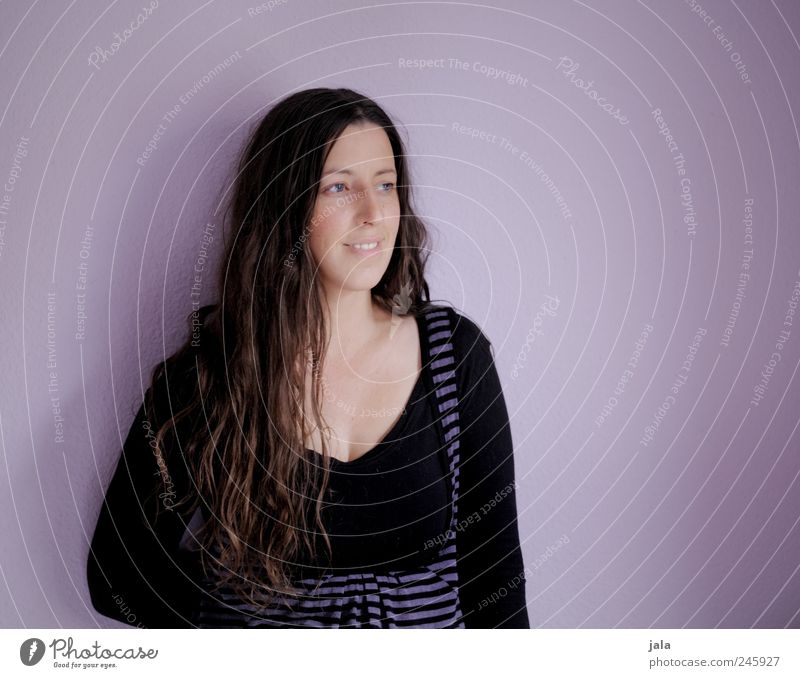 lila Mensch feminin Frau Erwachsene 1 30-45 Jahre Haare & Frisuren brünett langhaarig Lächeln Blick stehen violett schwarz Farbfoto Innenaufnahme Tag Porträt