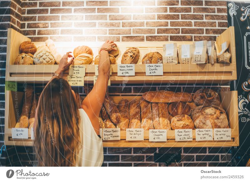 Die Frau verkauft in der Bäckerei. Lebensmittel Brot kaufen Arbeit & Erwerbstätigkeit Beruf Industrie Business Karriere Mensch Erwachsene Musiknoten fahren