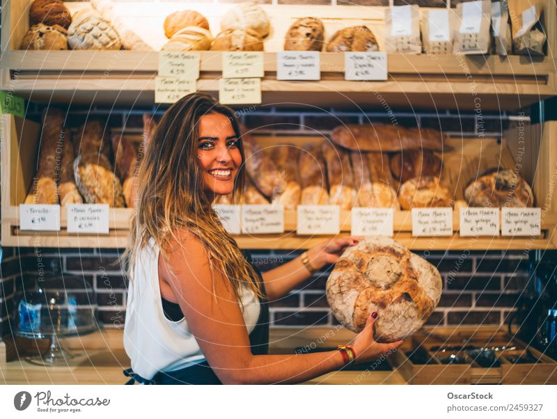 Die Frau verkauft in der Bäckerei. Brot kaufen Beruf Business Mensch Erwachsene Lächeln verkaufen frisch klein Ordnung Einzelhandel Brotkorb Halt Ablass