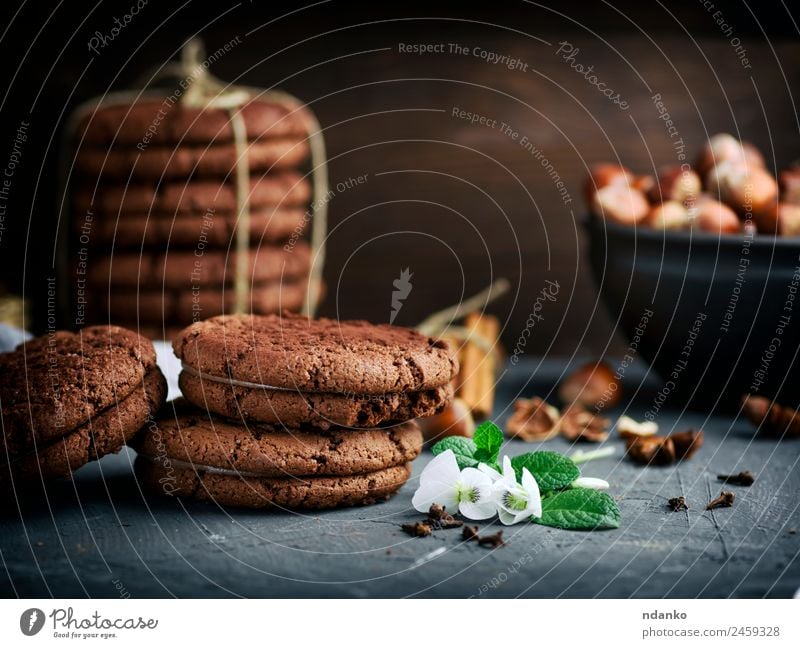 Stapel runder Schokoladenkekse Kuchen Dessert Süßwaren Ernährung Blume Essen dunkel lecker braun schwarz Keks Hintergrund Lebensmittel süß backen Biskuit