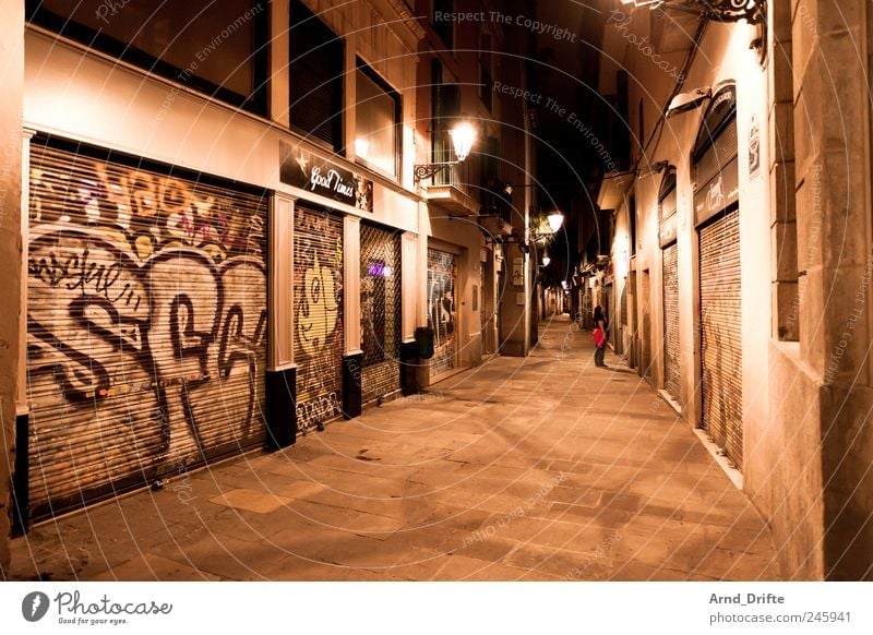 Barcelona Tourismus Städtereise Mensch 1 Spanien Europa Stadt Stadtzentrum Altstadt Fußgängerzone Haus Gebäude Mauer Wand Fassade Graffiti gehen genießen Blick