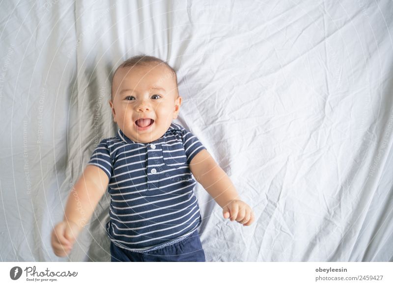 Der kleine Junge lächelt im Bett in seinem eigenen Zimmer. Freude Glück schön Gesicht Leben Kind Mensch Baby Kleinkind Mann Erwachsene Kindheit Lächeln lachen