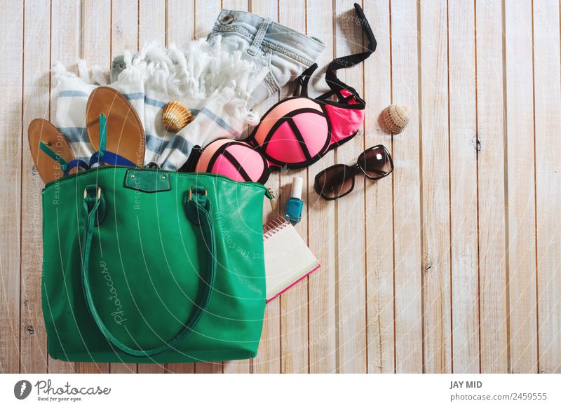 Tasche mit Damenstrand oder Sommeroutfit im Inneren Lifestyle Stil Ferien & Urlaub & Reisen Strand Frau Erwachsene Mode Bekleidung Bikini Accessoire