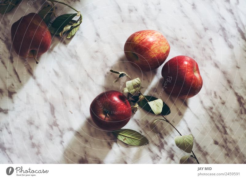 Saftige Äpfel, auf Marmortisch Lebensmittel Frucht Apfel Ernährung Frühstück Bioprodukte Diät Stil Tisch Menschengruppe Natur frisch lecker natürlich rot roh