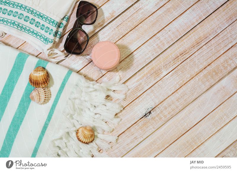 Sommer Mode Mädchen Kleidung Set für den Strand Lifestyle Stil Ferien & Urlaub & Reisen Frau Erwachsene Bekleidung Accessoire Sonnenbrille Sammlung Holz modern