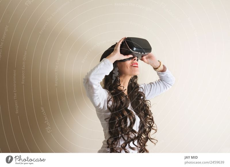Frau mit Brille der virtuellen Realität VR wirklich Headset Handy Entertainment Lächeln Telefon Video modern Technik & Technologie Spieler Verstand Simulator