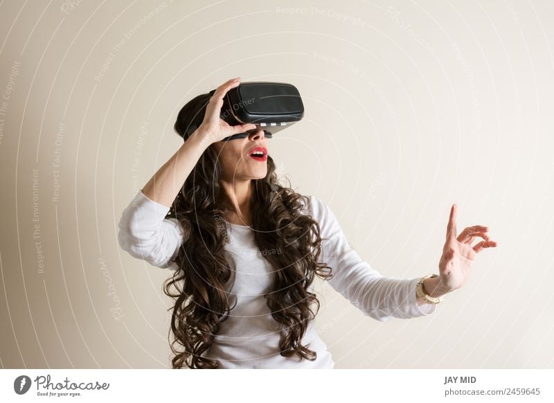 Frau mit Brille der virtuellen Realität VR Realismus Headset Brillenträger Teufel 3d Handy Entertainment Telefon Video modern Spielen Technik & Technologie