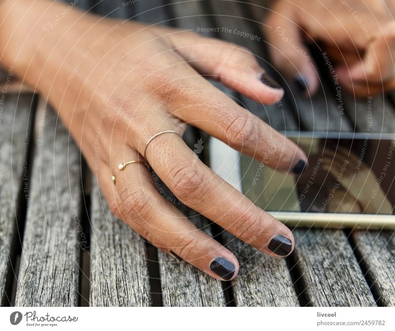 Arbeiten mit Stil Lifestyle elegant Design schön Maniküre Erholung Arbeit & Erwerbstätigkeit Telefon Handy Frau Erwachsene Finger Mode Schmuck Ring Sport