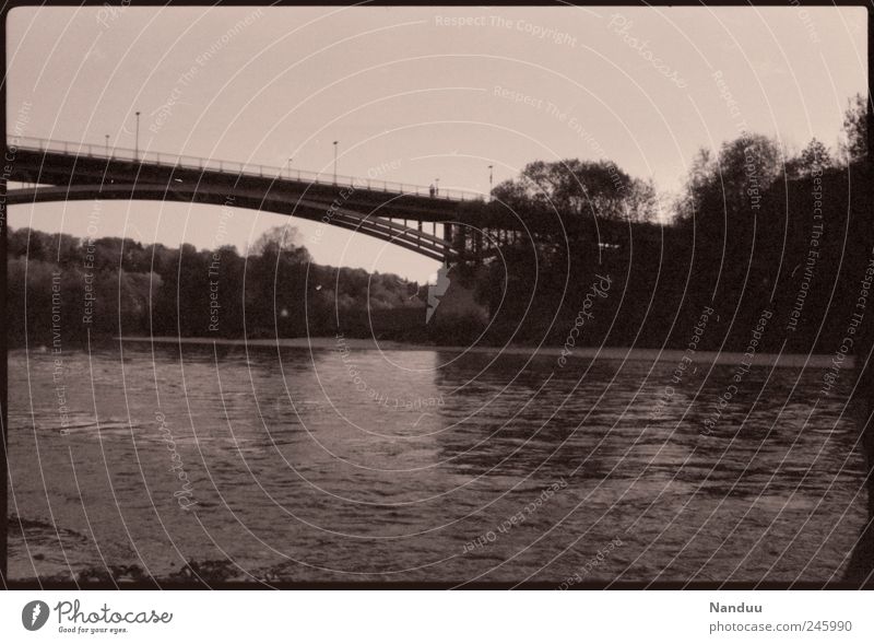 Verbindung Brücke retro Sepia analog Fluss Isar Bootsfahrt Außenaufnahme Sommer Schwarzweißfoto Experiment