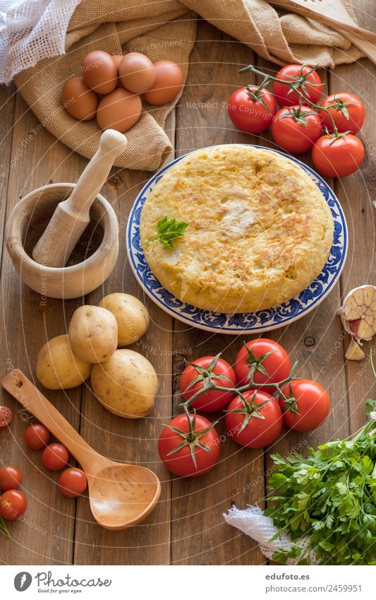 Traditionelles spanisches Omelett. Gemüse Ernährung Mittagessen Abendessen Pfanne Leben Restaurant grün weiß Spanien backen Basilikum Leinen kochen & garen