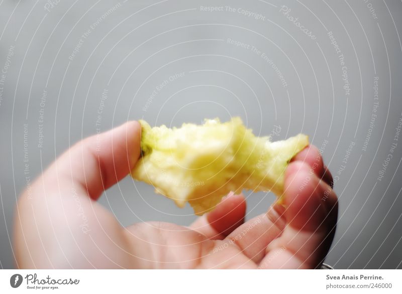 apfel. Ernährung Frühstück Apfel Apfelstiel Hand Finger 1 Mensch festhalten kalt Farbfoto Gedeckte Farben Außenaufnahme Hintergrund neutral