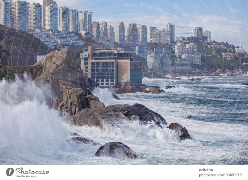 Vina del Mar, Chile Meer Wellen Umwelt Natur Wasser Klima Wetter Unwetter Wind Felsen Küste Strand Bucht Stadt Hafenstadt Skyline Hochhaus Turm Gebäude
