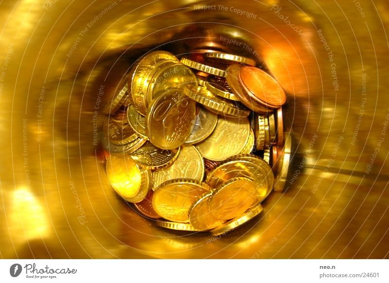 Spardose Reichtum Geld sparen Kapitalwirtschaft reich gelb gold Euro Cent Farbfoto Makroaufnahme Kunstlicht Blitzlichtaufnahme Vogelperspektive