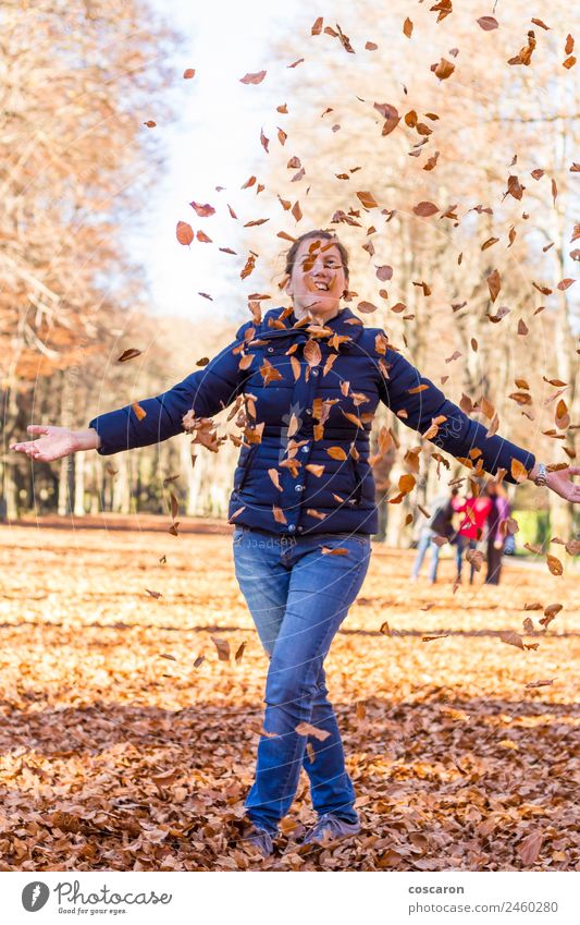 Frau im Herbst im bunten Wald Lifestyle Freude Glück schön Erholung Spielen Freiheit Erfolg Mensch Erwachsene Arme Natur Baum Blatt Park Lächeln werfen frei