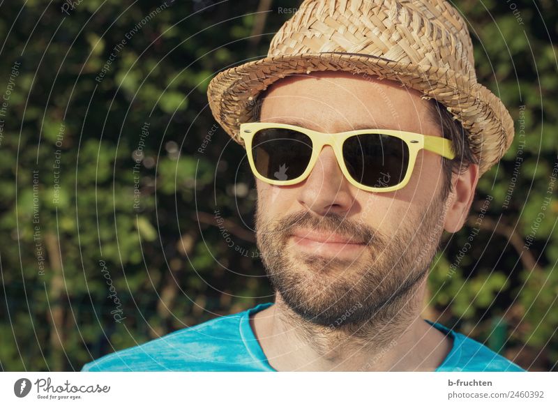 Mann mit Sonnenbrille und Hut Freude Zufriedenheit Erholung Erwachsene Gesicht 30-45 Jahre Garten Park natürlich Fröhlichkeit Lebensfreude genießen Glaube