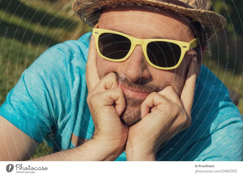Mann mit Sonnenbrille und Hut Wohlgefühl Zufriedenheit Erholung Ferien & Urlaub & Reisen Ausflug Sommer Sommerurlaub maskulin Erwachsene Kopf Gesicht Hand
