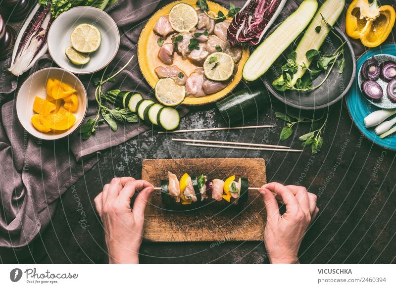 Weibliche Hände halten Fleischspieß mit Gemüse Lebensmittel Ernährung Picknick Bioprodukte Stil Design Häusliches Leben Mensch feminin Familie & Verwandtschaft