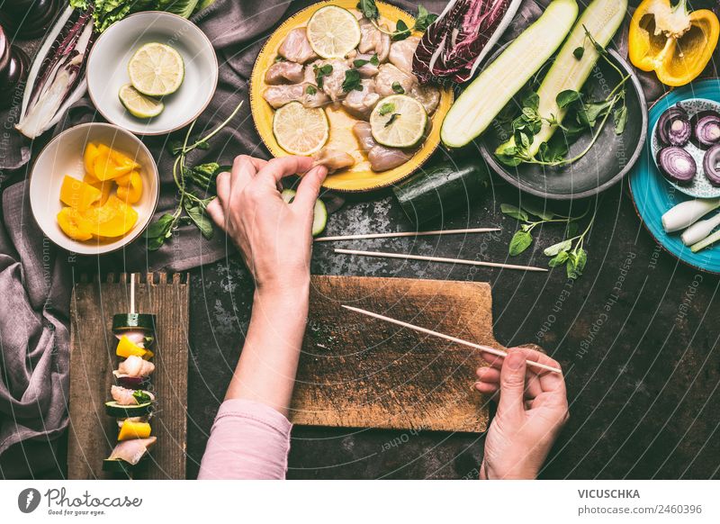 Weibliche Hände machen Fleisch- und Gemüsespieße Lebensmittel Salat Salatbeilage Ernährung Bioprodukte Geschirr Mensch feminin Familie & Verwandtschaft Hand