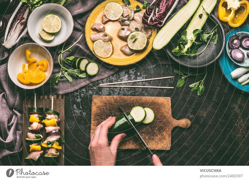 Weibliche Hände schneiden Gemüse für Grill Lebensmittel Fleisch Ernährung Picknick Bioprodukte Stil Design Sommer Häusliches Leben feminin Hand Essen zubereiten
