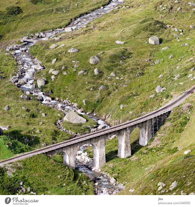 Brücke Berge u. Gebirge wandern Natur Sommer Felsen Alpen Bach Wildbach Furkapass Schweiz Schienenverkehr Bahnfahren Stein authentisch viadukt Gleise