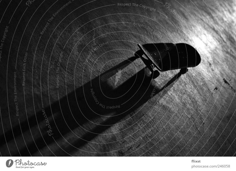 Night session Skateboard unheimlich Schattenspiel rollen Schwarzweißfoto Außenaufnahme Textfreiraum links Textfreiraum unten Abend Kunstlicht Kontrast