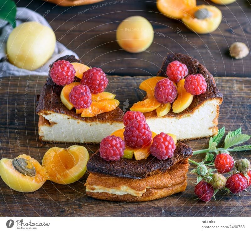 Stückchen Hüttenkäsekuchen Käse Frucht Dessert Süßwaren Ernährung Tisch Essen frisch hell lecker braun rot weiß Farbe Himbeeren Aprikose Käsekuchen Kuchen