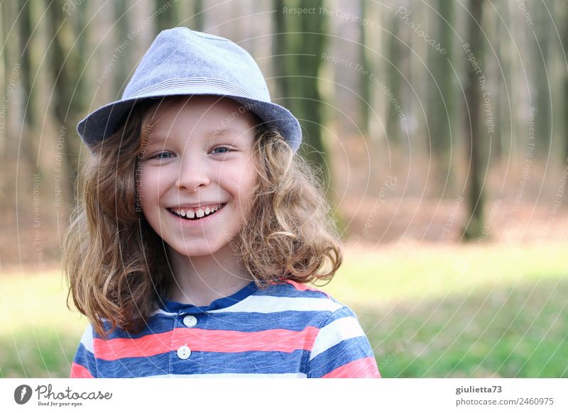 Lebensart | Komplett nur mit Hut Junge Kindheit 1 Mensch 8-13 Jahre blond langhaarig Locken Lächeln lachen Coolness Fröhlichkeit schön lustig modern verrückt