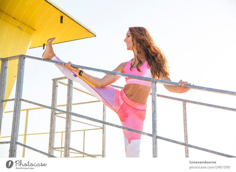 Rothaarige Frau, die sich am Strand ausstreckt. Lifestyle Sport Fitness Sport-Training Yoga Erwachsene 1 Mensch 18-30 Jahre Jugendliche rothaarig Locken