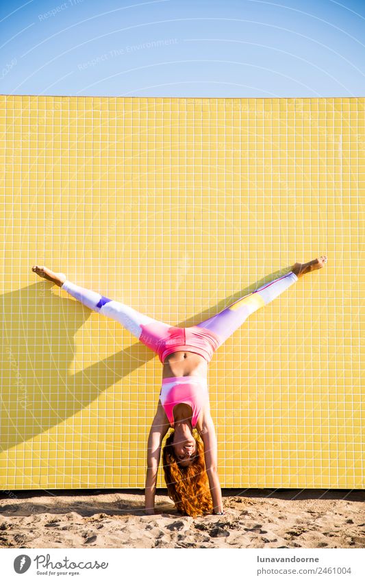 Frau beim Handstand am Strand Lifestyle Sport Fitness Sport-Training Yoga Junge Frau Jugendliche Erwachsene rothaarig dünn Fröhlichkeit Gesundheit Lebensfreude