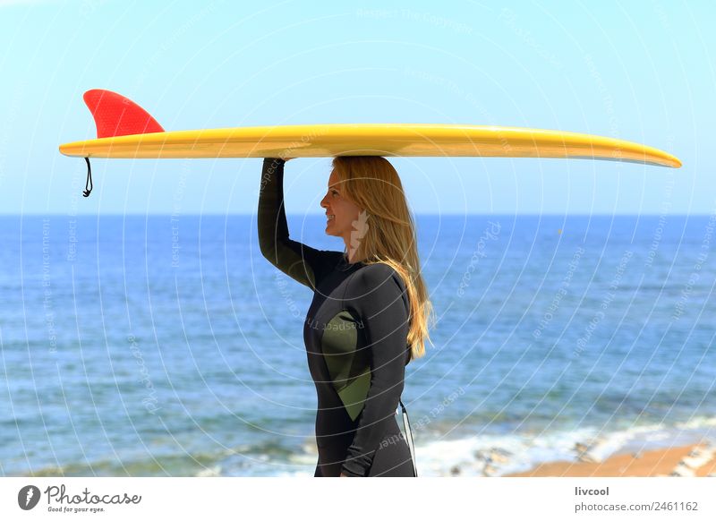 Surferin Strand Meer Wellen Sport Mensch feminin Frau Erwachsene Körper Himmel Küste blond Erotik attraktiv Frankreich Europa Baskenland Blauer Himmel Guethary