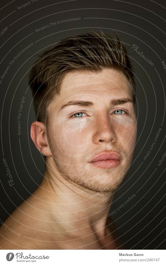 Portrait von einem jungen Mann Stil Gesicht Erholung ruhig Meditation Mensch maskulin Erwachsene Kopf 1 18-30 Jahre Jugendliche Blick Coolness Gelassenheit