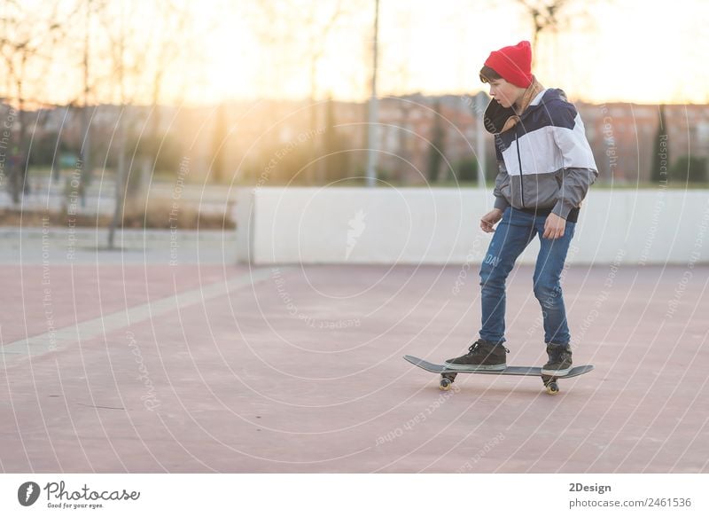 Teenager üben mit Skateboard in der Sunrise City. Lifestyle Freude Erholung Freizeit & Hobby Sommer Sport Kind Mensch maskulin Junge Mann Erwachsene Jugendliche