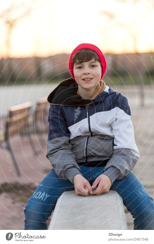 Porträt eines jungen Teenagers mit einem roten Hut Lifestyle Stil Glück Gesicht Studium Mensch maskulin Junge Mann Erwachsene Jugendliche 1 8-13 Jahre Kind